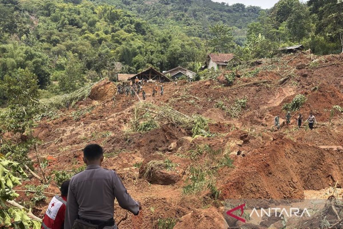 Tim SAR cari tiga korban tertimbun longsor di Arjasari Bandung