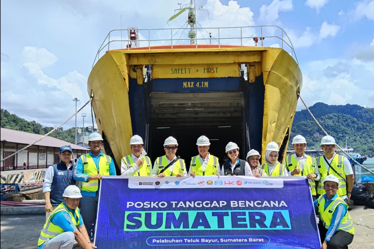 KMP Jatra II angkut 50 ton bahan pokok dan 7 excavator menuju Sibolga