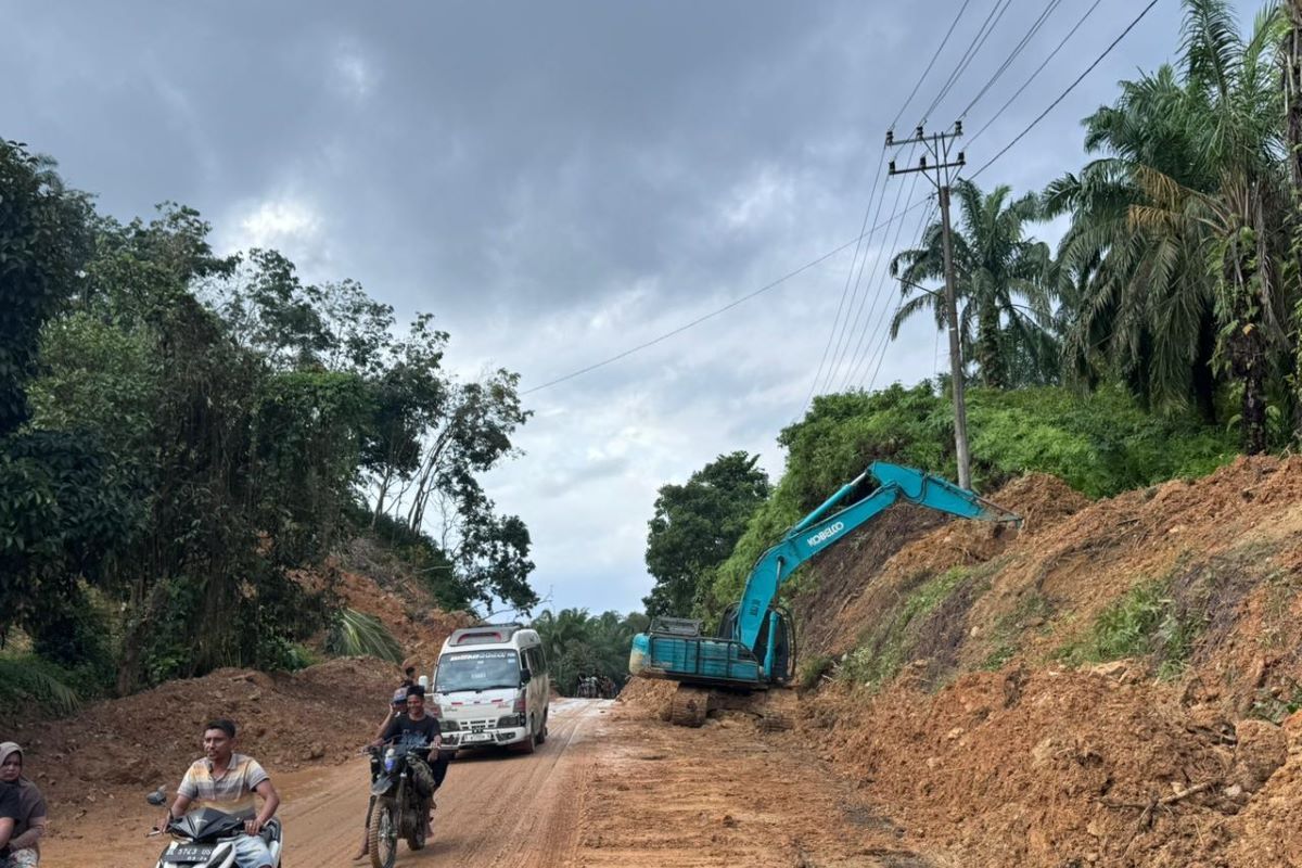 Indonesia speeds up repair of flood-damaged roads in Aceh