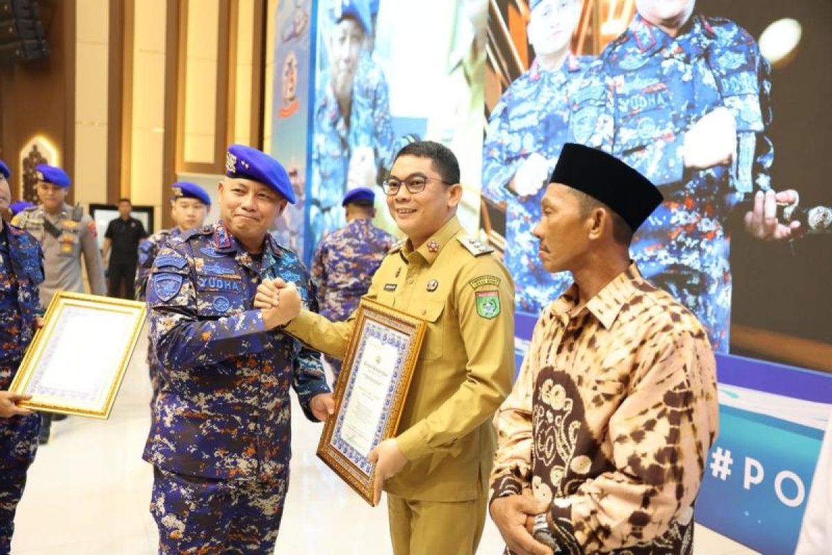 Bupati Tanah Bumbu terima penghargaan dari Polda Kalsel