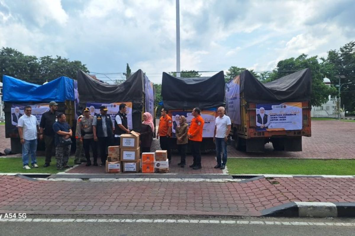 Gubernur Jatim Khofifah langsung antar bantuan bencana banjir Aceh