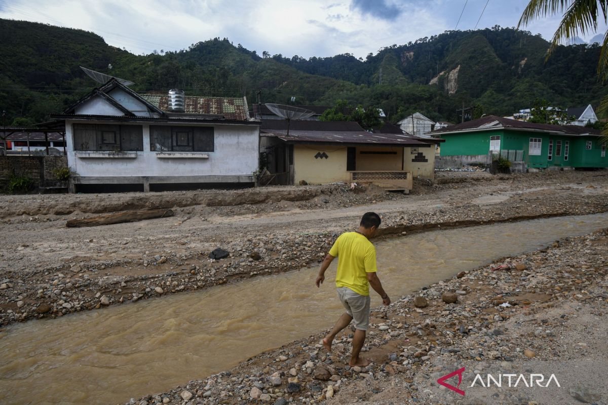 Sungai Sibolga dangkal setelah diterjang longsor dari perbukitan