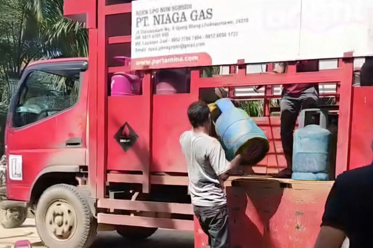 Pertamina Patra Niaga distribusikan LPG manual, lintasi jembatan putus