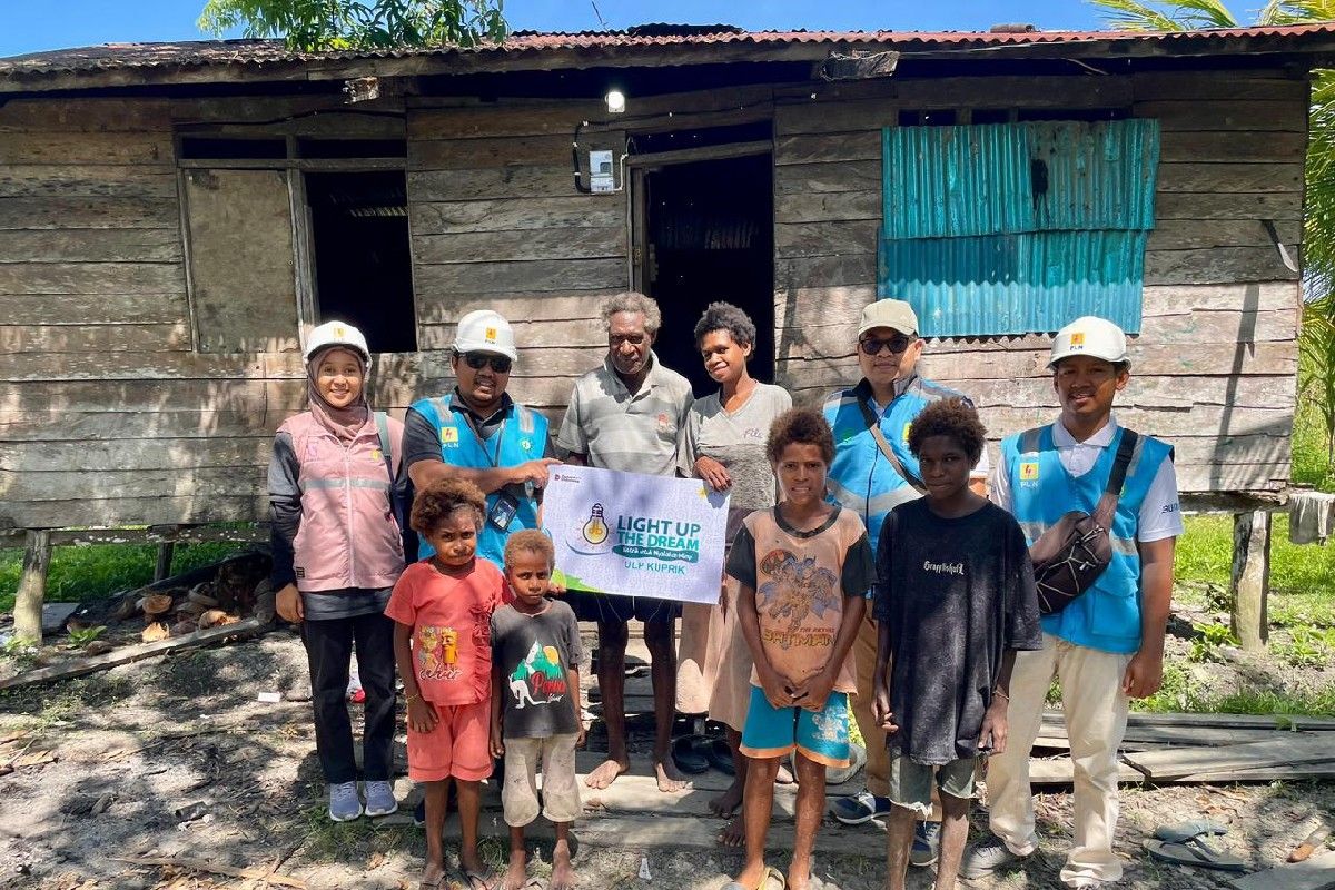 PLN berikan listrik gratis kepada 27 keluarga di Papua sebagai kado Natal