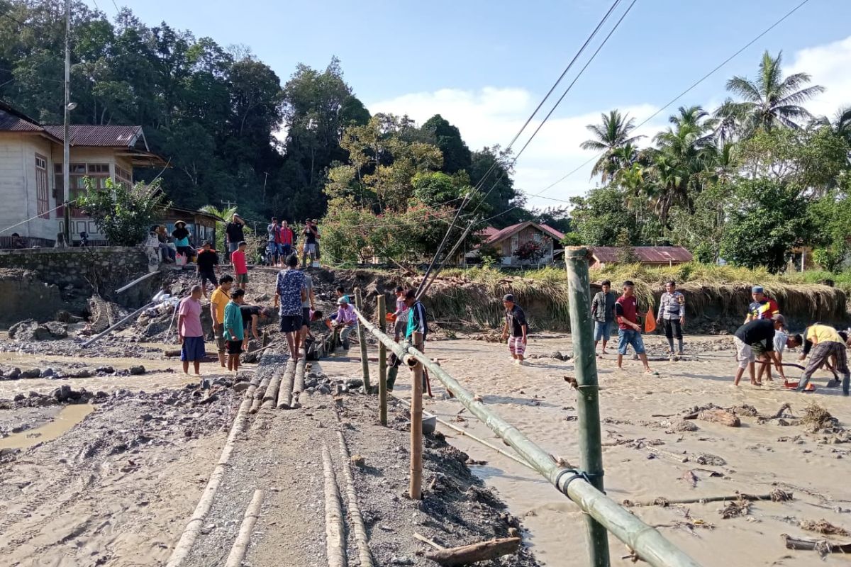 Warga Maninjau Agam perbaiki jembatan darurat menuju nagari tetangga 