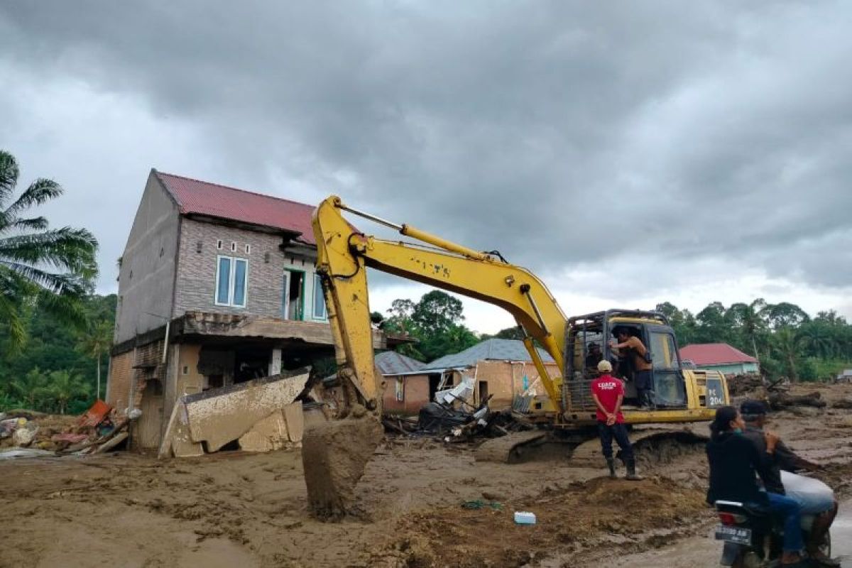 Pemkab Agam kerahkan 33 alat berat tangani dampak bencana