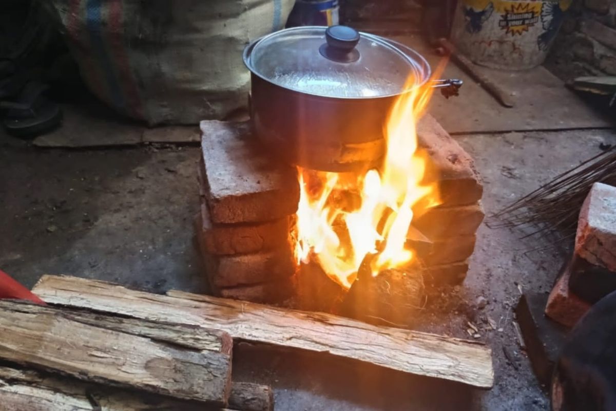 Warga Aceh Tengah mulai memasak pakai kayu bakar karena LPG terbatas