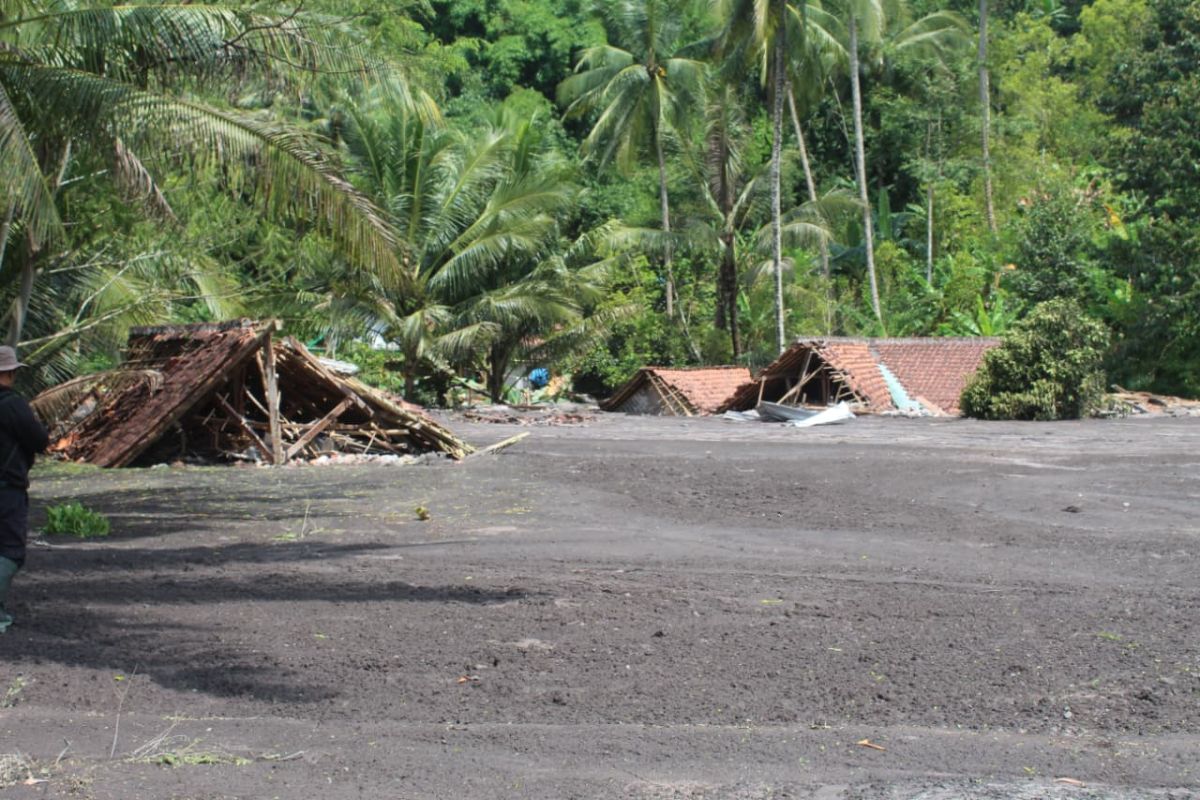 Bupati Lumajang minta warga Dusun Sumberlangsep pindah ke huntap