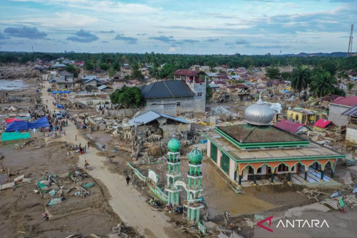 Sumatra flash floods and landslides leave 914 dead, BNPB says