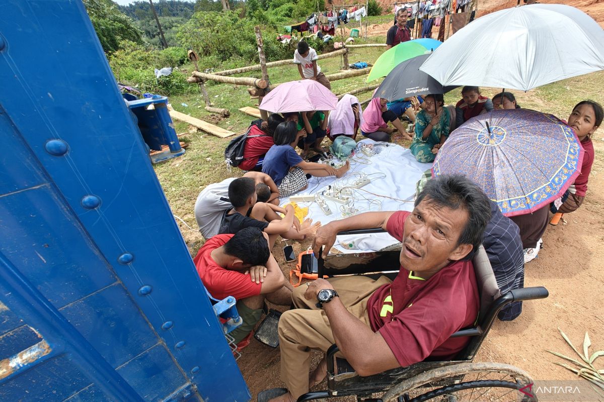 Warga turuni bukit empat jam untuk isi daya ponsel di Hutanabolon