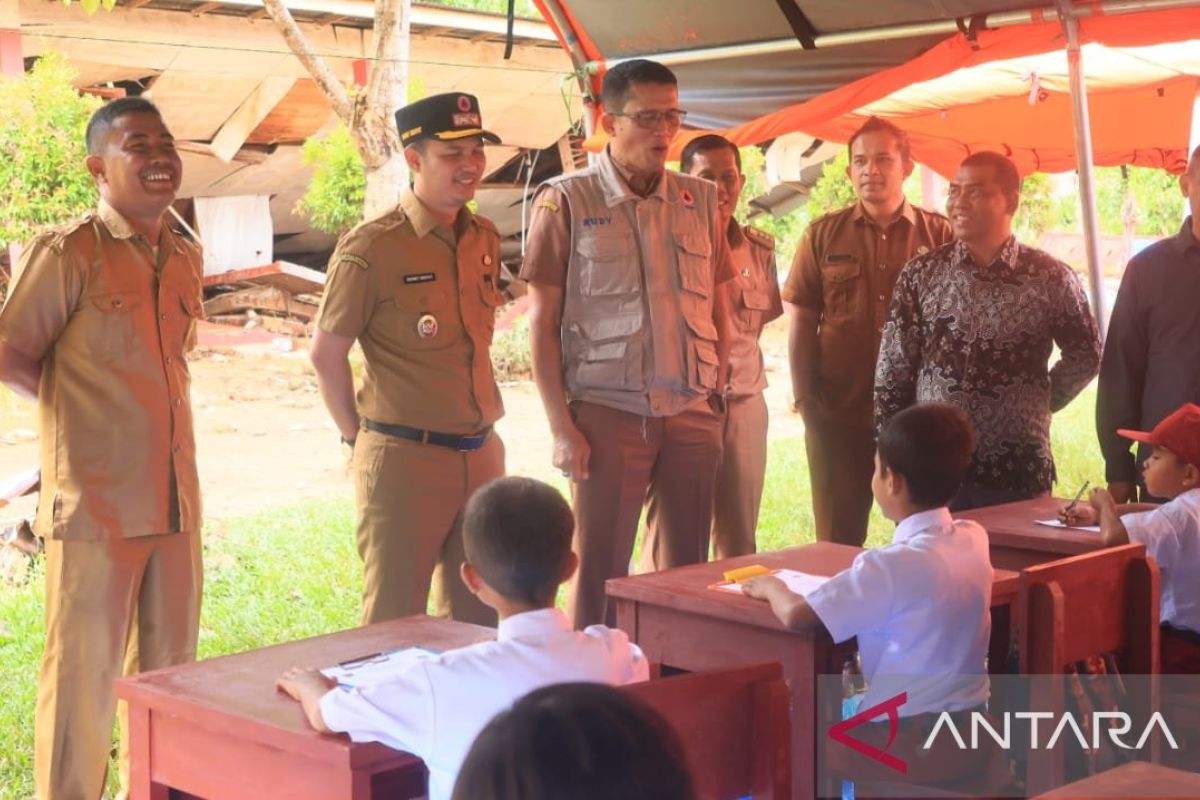 94 siswa SD di Padang Pariaman ikuti ujian semester di tenda BNPB