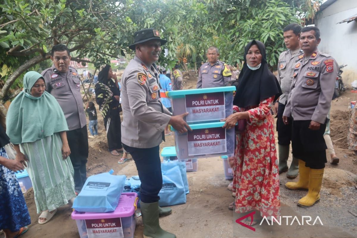 Bantuan Kapolri disalurkan ke warga terdampak bencana di Padang