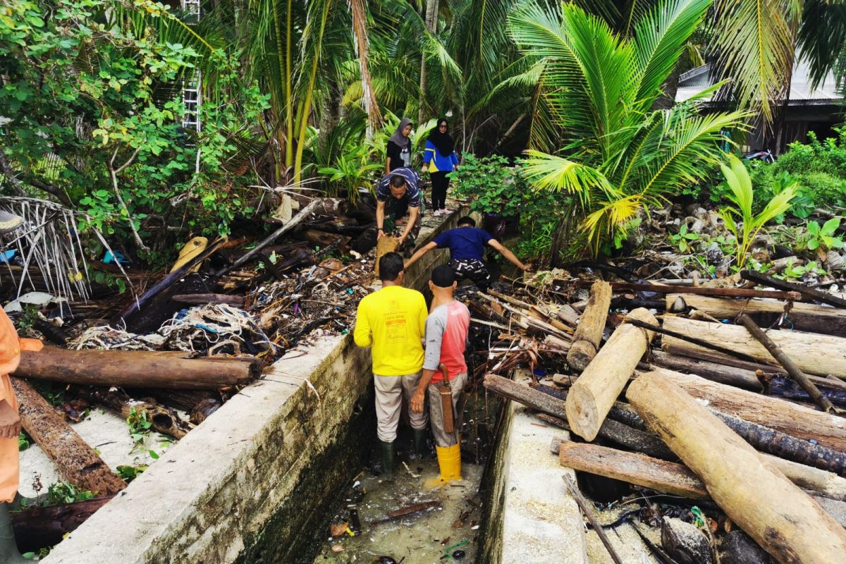 Lanal Ranai bersihkan sampah kayu di aliran air akibat pasang