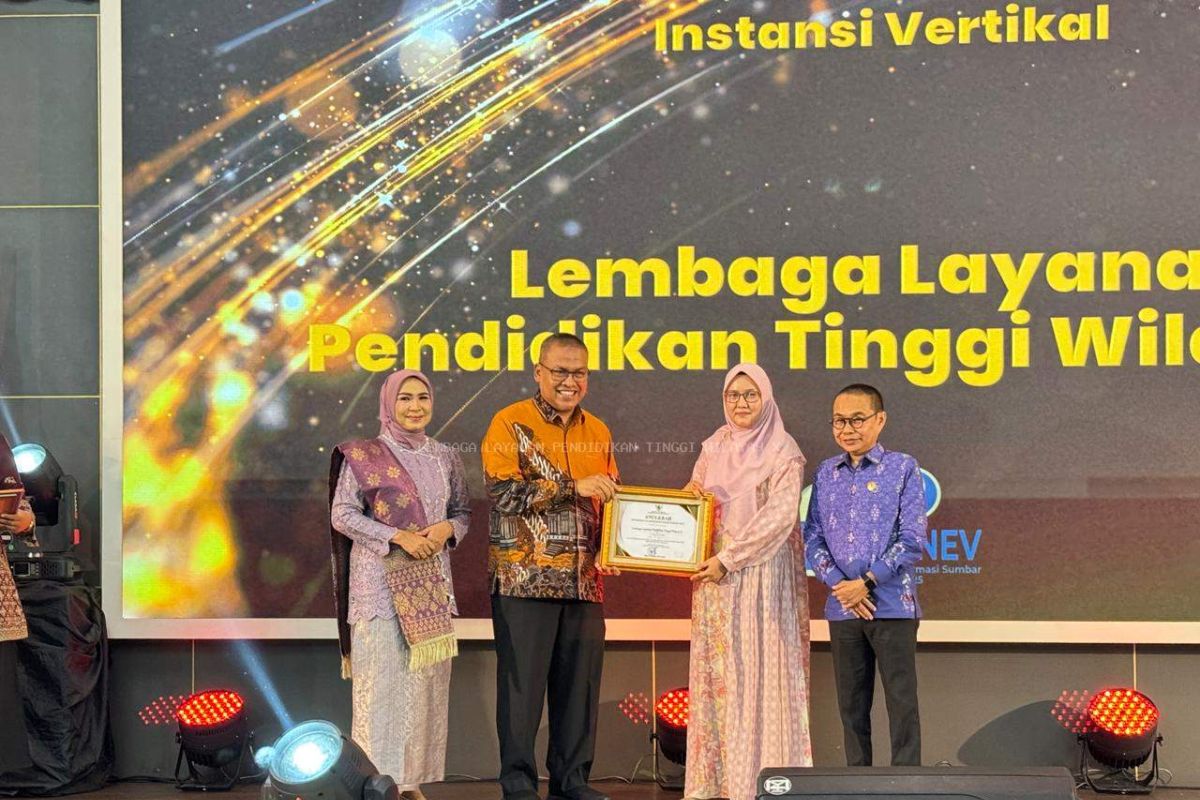 LLDIKTI Wilayah X kembali raih Predikat Badan Publik Informatif pada Anugerah Keterbukaan Informasi Publik Sumatera Barat 2025