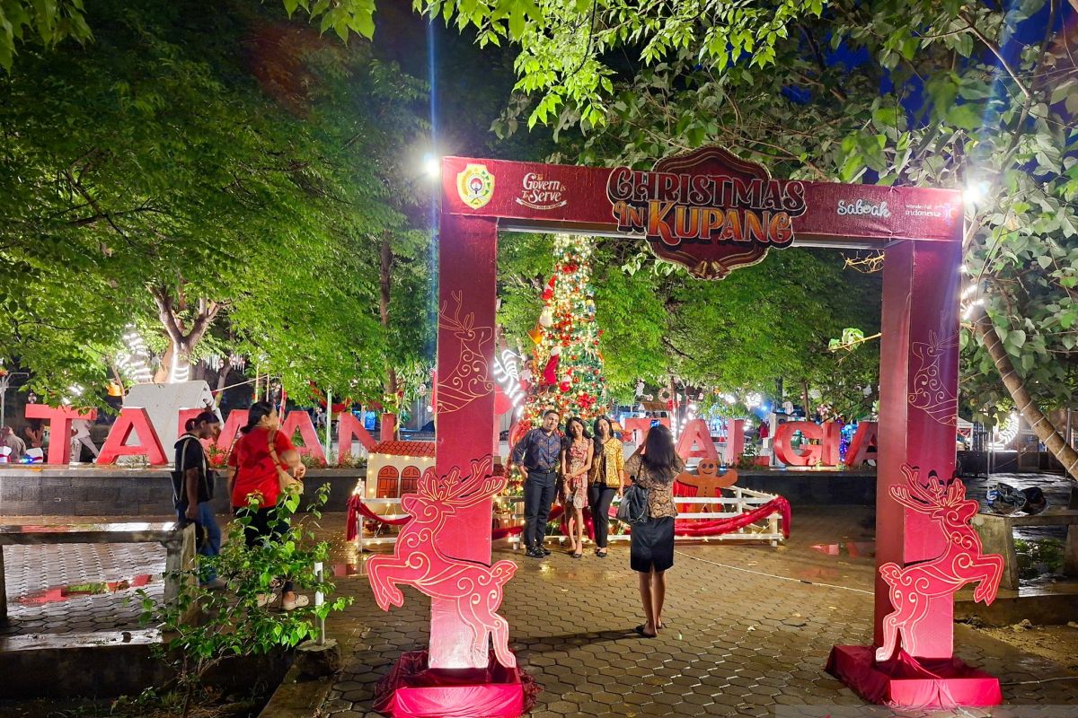 Pemkot Kupang menghidupkan ekonomi warga lewat Christmas Market 2025
