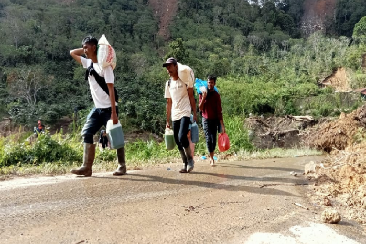 Dua pekan terisolasi tanpa listrik, ekonomi masyarakat Aceh Tengah terpuruk akibat bencana