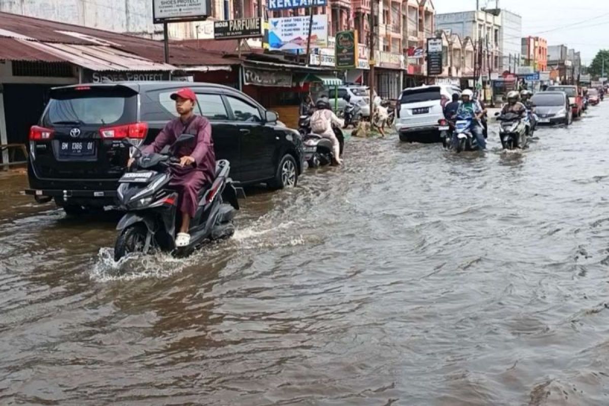 206 desa/kelurahan rawan banjir dan longsor di Riau, ini arahan Plt Gubri