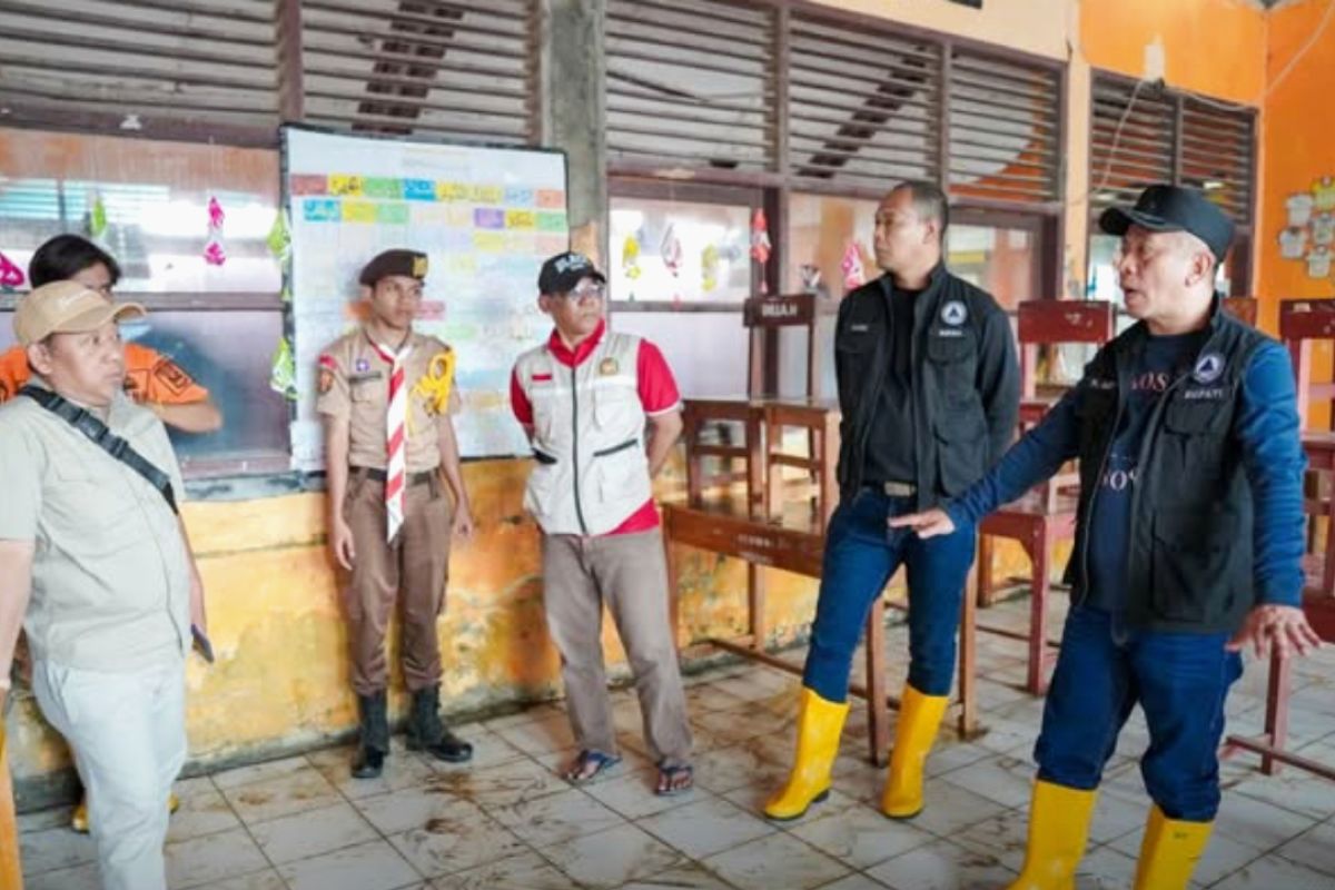 Pemkab Karawang segera renovasi sekolah yang terendam banjir rob