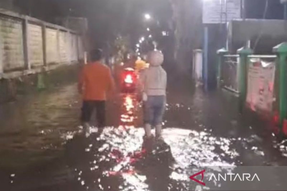 Banjarmasin urges residents to be alert to extreme weather, tidal flooding