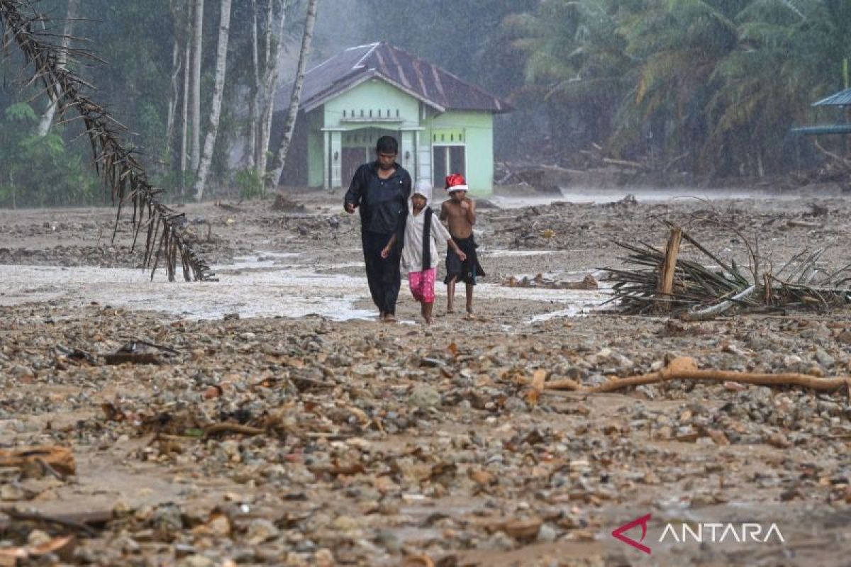 Prabowo warns officials against exploiting Sumatra disaster