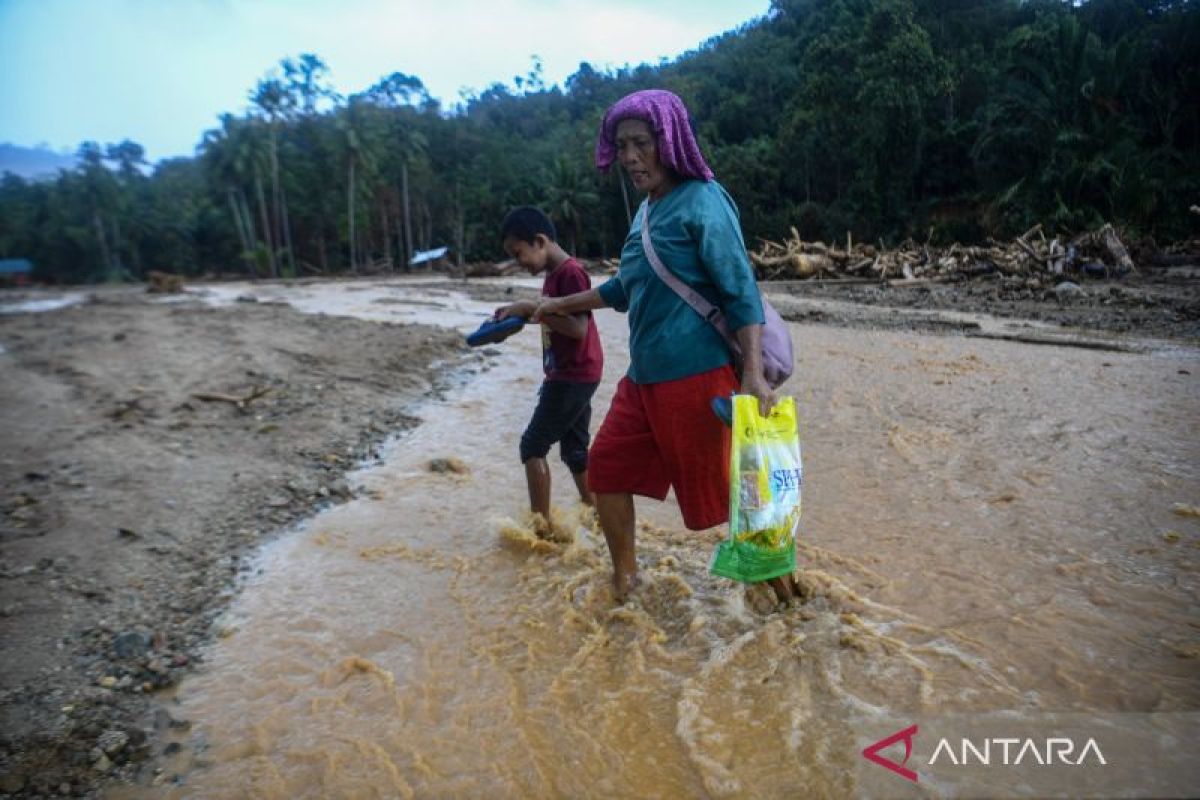 Warga tiga desa di perbukitan Tapanuli Tengah masih terisolir, sulit akses bantuan