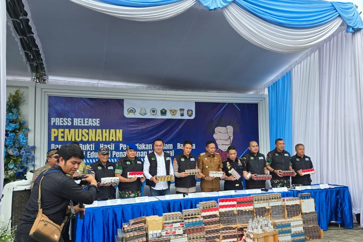 Bea Cukai Malang musnahkan jutaan rokok dan puluhan botol MMEA ilegal