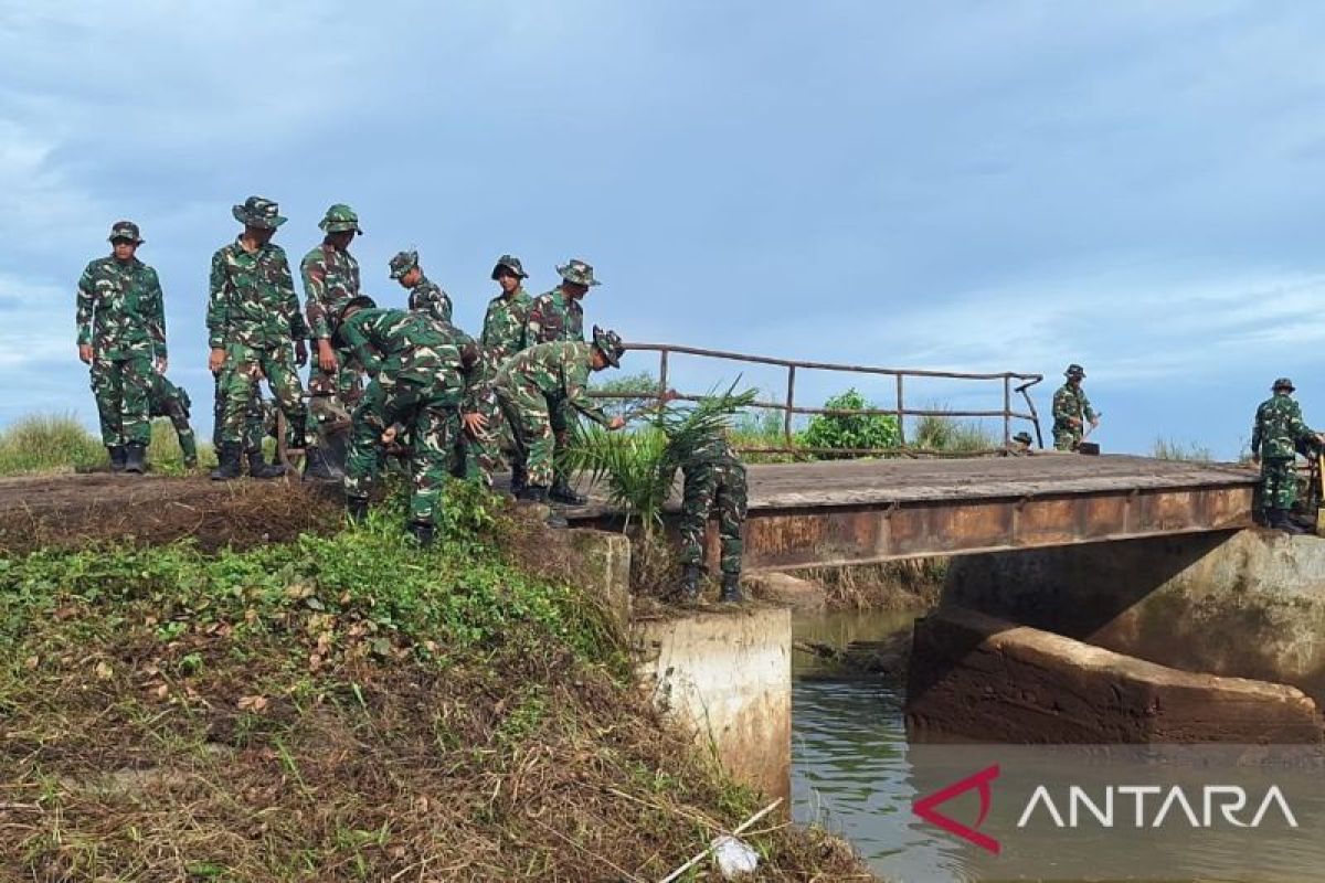 TNI AD bangun jembatan darurat di lokasi bencana banjir Sumbar