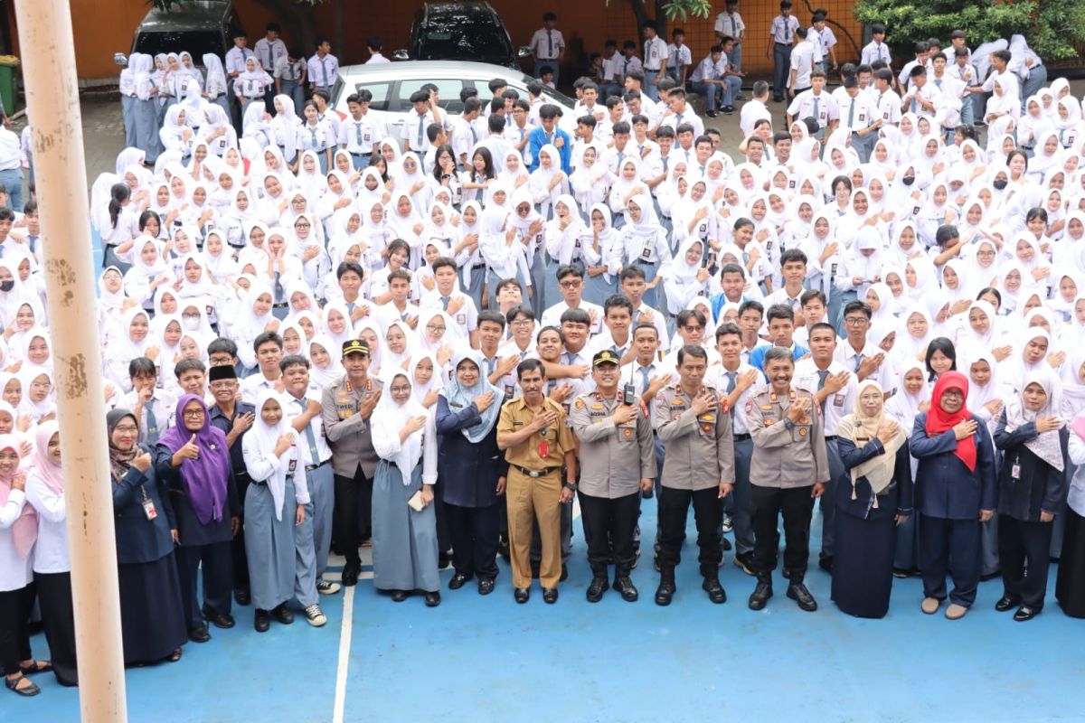 Kapolres Jakbar ingatkan bahaya tawuran bagi pelajar di Kebon Jeruk