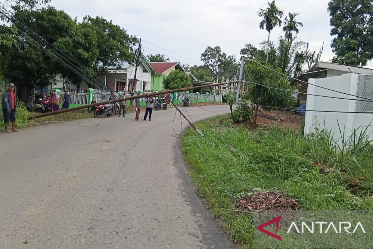 PLN Lembayung pulihkan jaringan listrik pasca hujan badai