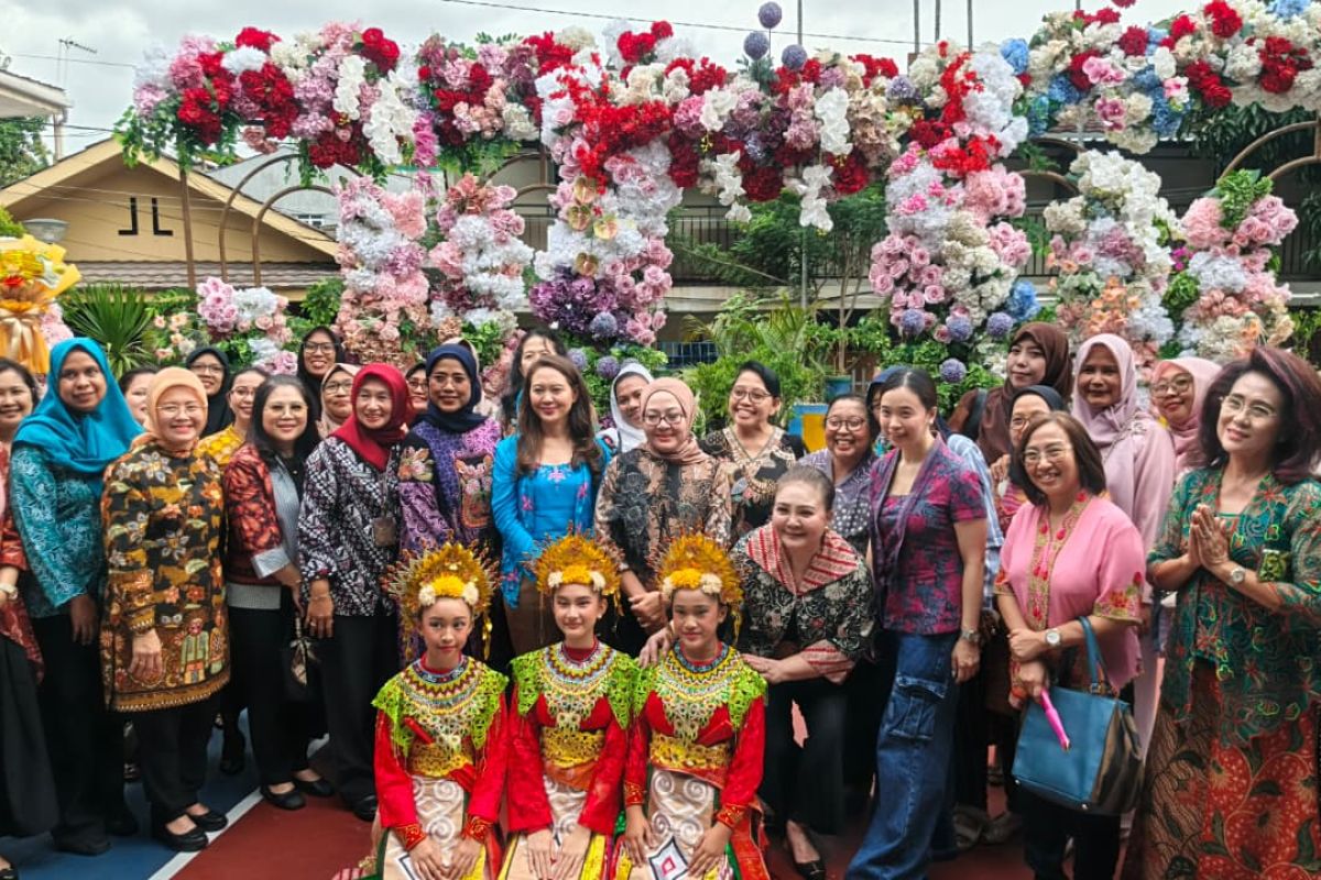 60 warga ikuti pelatihan merangkai bunga di Jakarta Barat