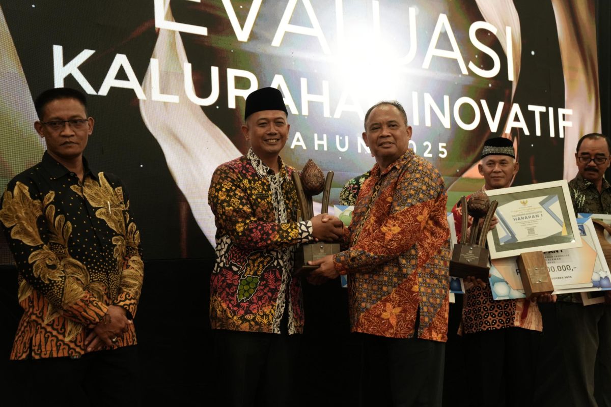 Pemkab Sleman serahkan penghargaan Evaluasi Kalurahan Inovatif 2025
