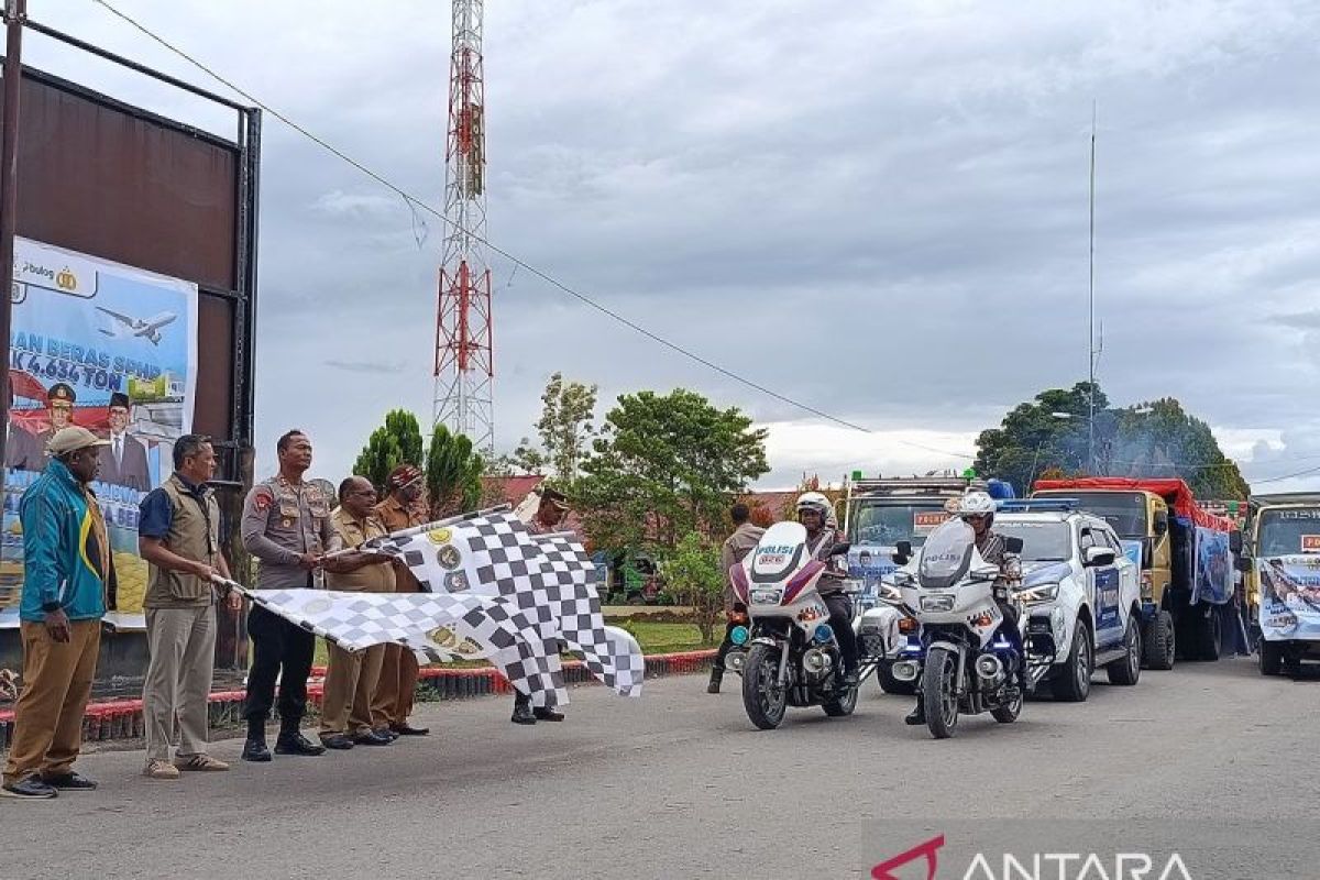 Bulog Wamena-Polres Jayawijaya salurkan 120 ton beras enam kabupaten