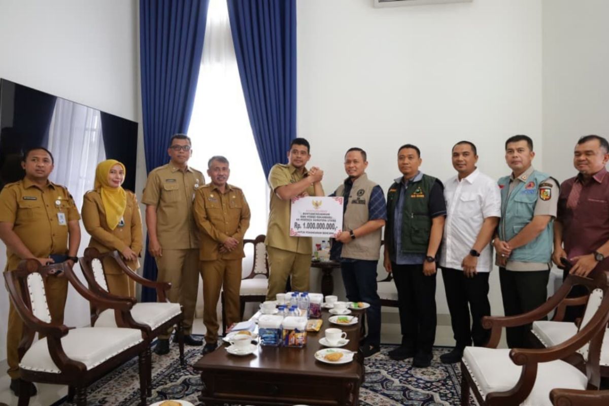 Wako Pekanbaru serahkan bantuan Rp1,5 miliar kepada Gubernur Sumut
