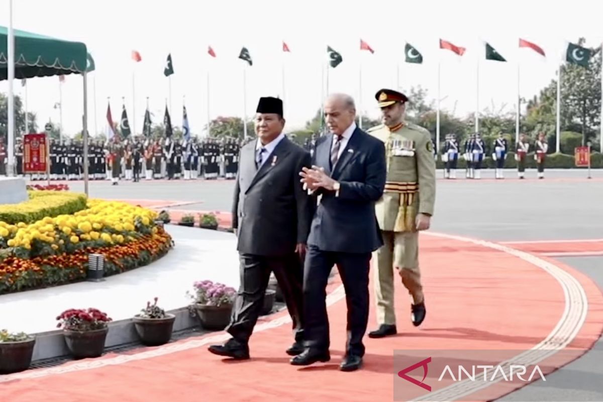 Prabowo welcomed by Pakistani PM Sharif at Islamabad palace