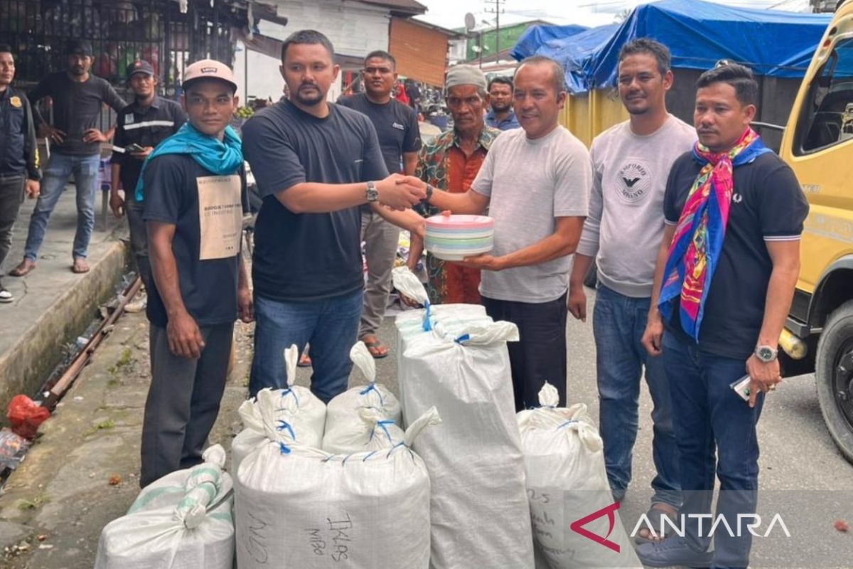 Polres Nagan Raya salurkan peralatan makan untuk korban banjir bandang