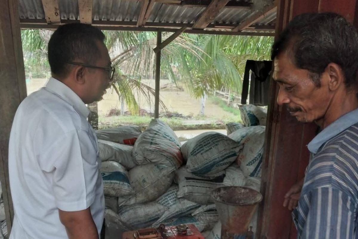 Tingkatkan ekonomi masyarakat, Pemkab Dharmasraya serahkan bantuan bibit ikan