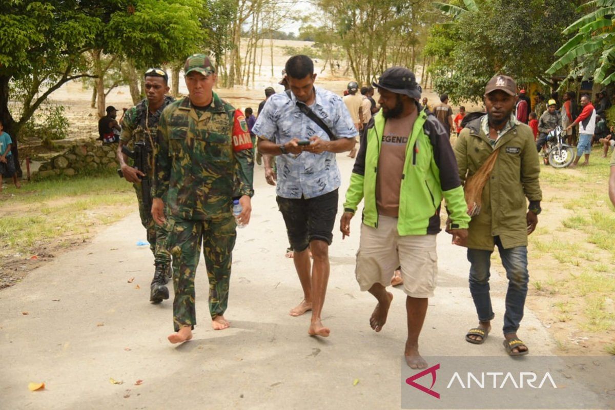 Kodim 1702/Jayawijaya bantu korban banjir di Pobiatma Asotipo