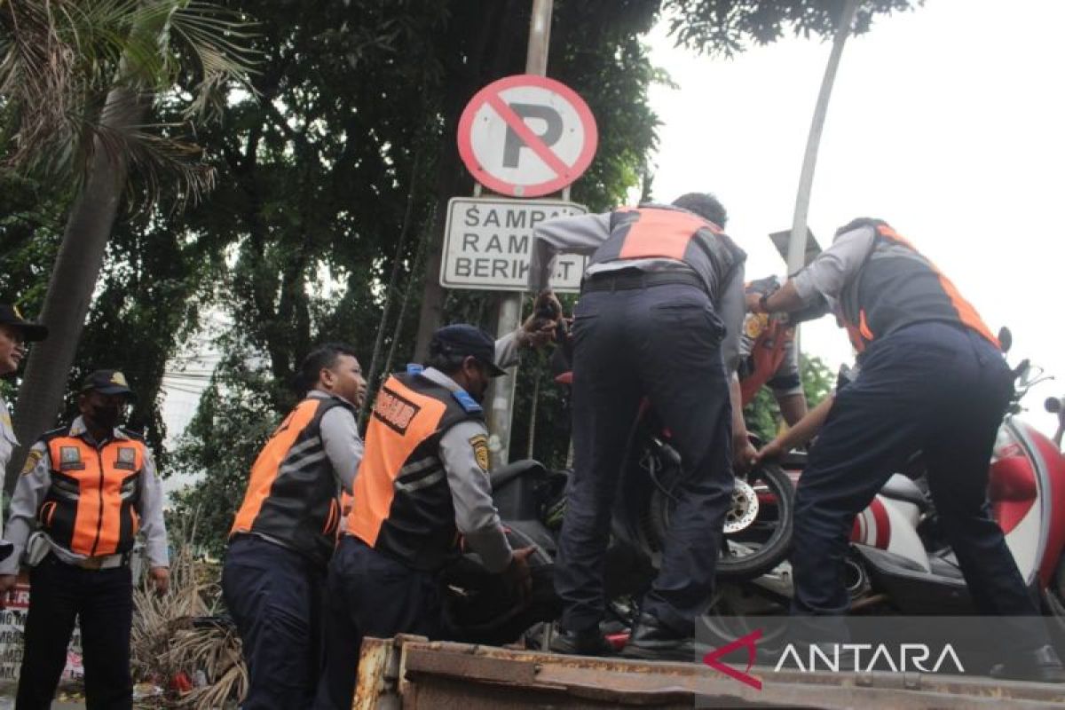 Kendaraan parkir liar pada sejumlah restoran di Jakut ditertibkan