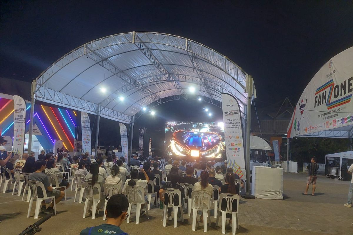 Penonton saksikan pembukaan SEA Games dari luar Stadion Rajamangala