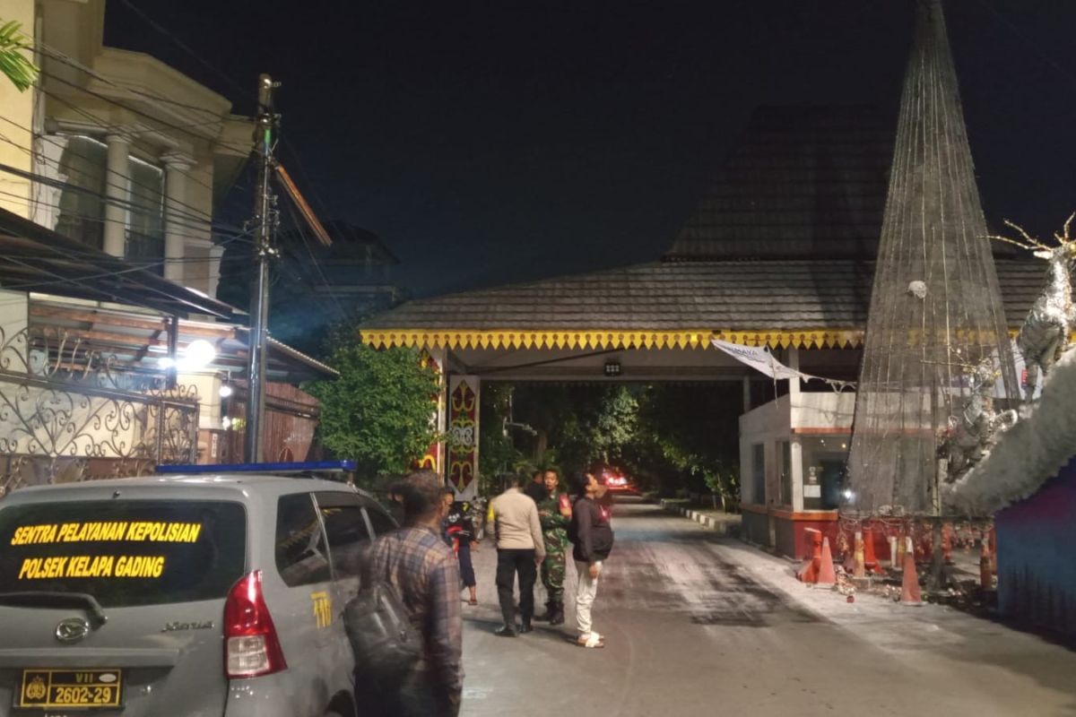 Dekorasi pohon Natal milik warga RW 12 Kelapa Gading terbakar