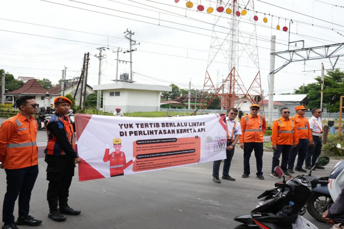 KAI Daop 6 bersama KAI Properti gelar sosialisasi keselamatan di perlintasan KA