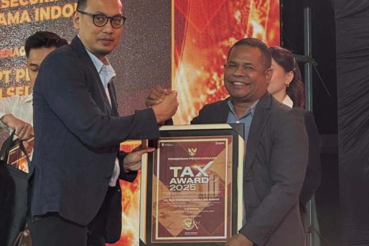 PLN UID Sulselrabar meraih penghargaan Tax Award Pemkot Makassar