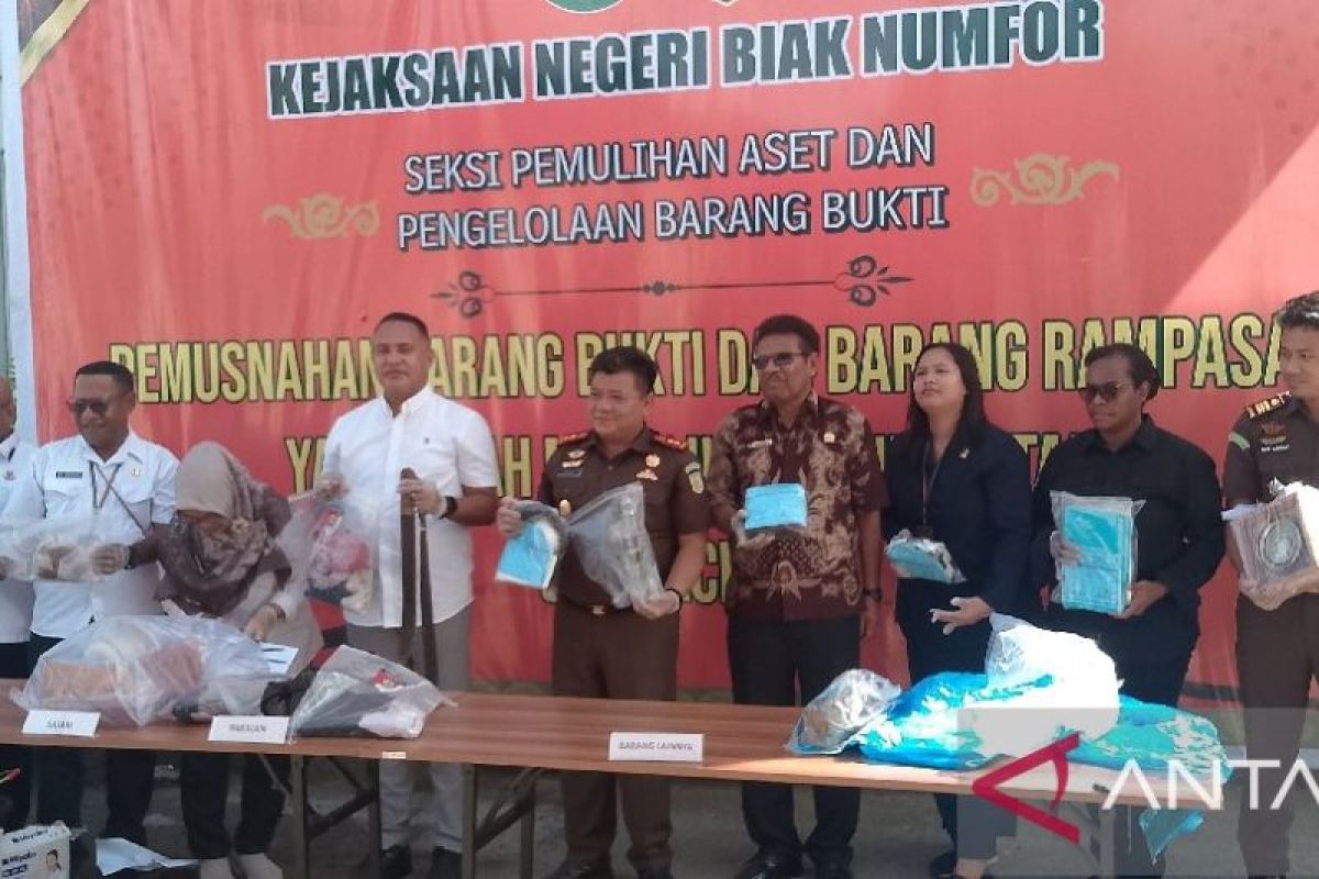 Kejari Biak Numfor musnahkan barang bukti pidana narkotika ganja-sajam