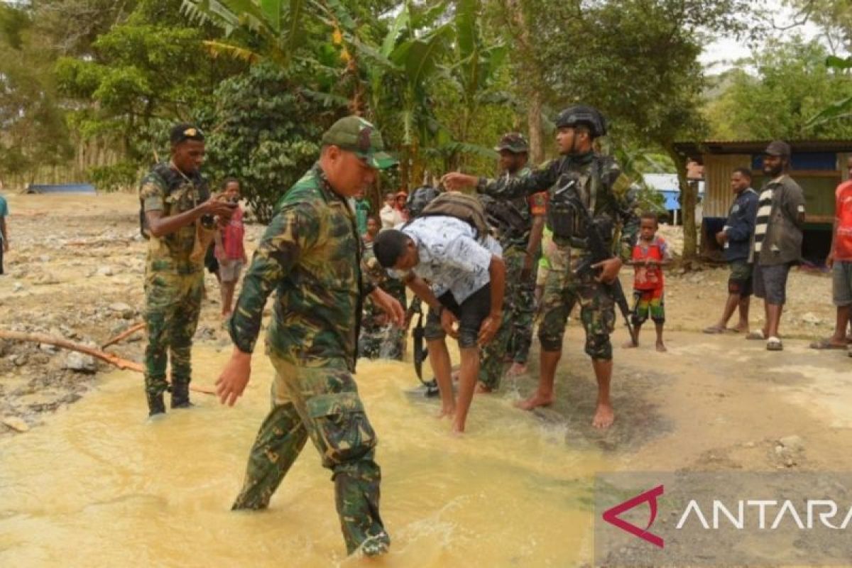 Kodim 1702/Jayawijaya membantu korban banjir di Kampung Pobiatma Asotipo