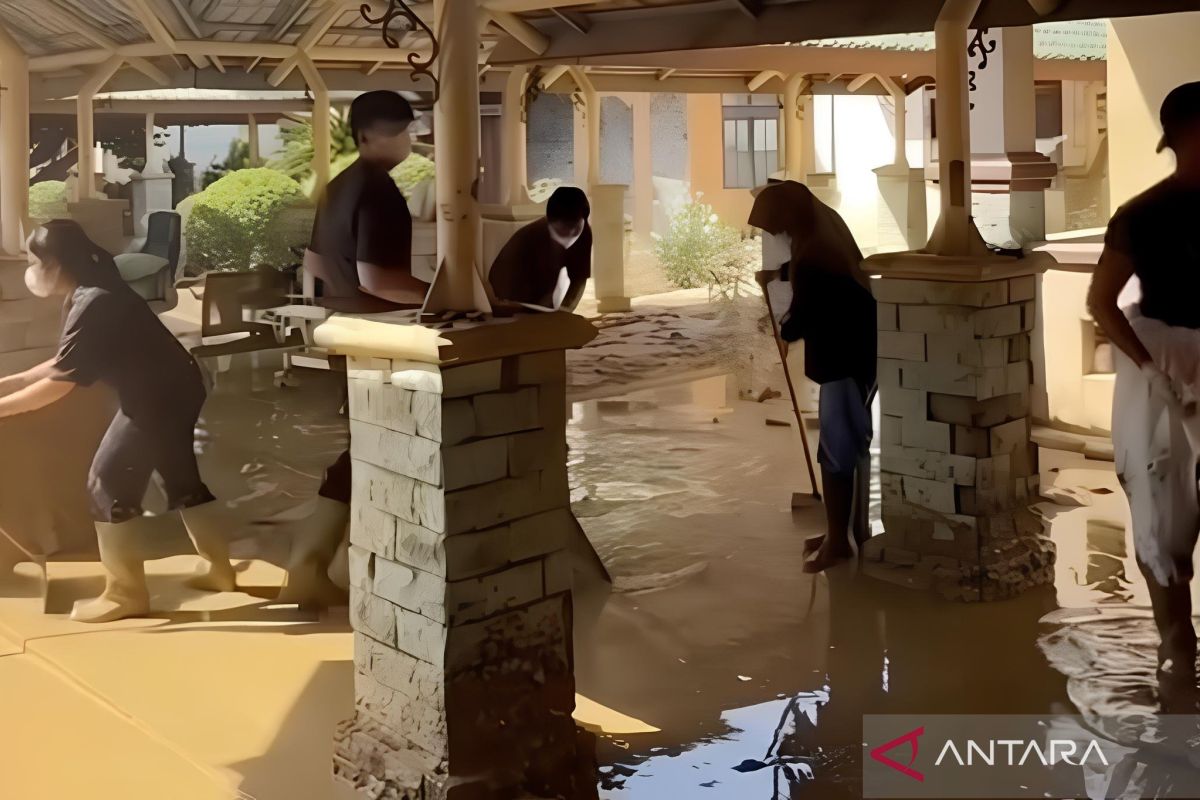 Warga bersama TNI gotong royong bersihkan RSUD Aceh Tamiang pascabencana