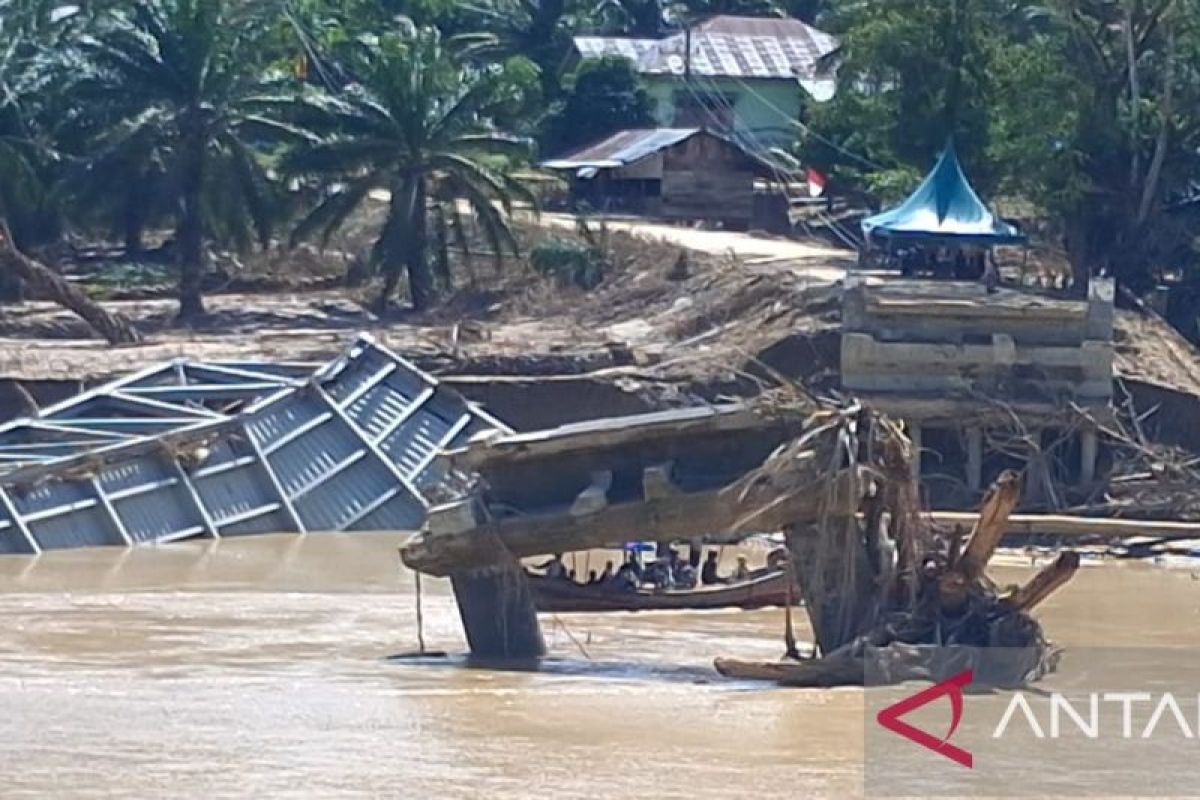Jembatan putus, warga Aceh Tamiang arungi sungai ke pusat kabupaten