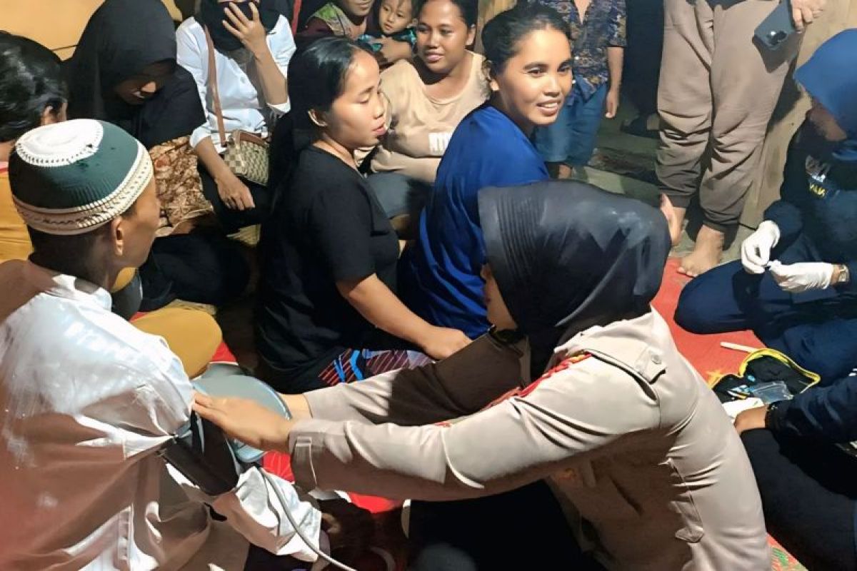 Polisi salurkan bantuan korban banjir di Desa Burnai Mulya OKU