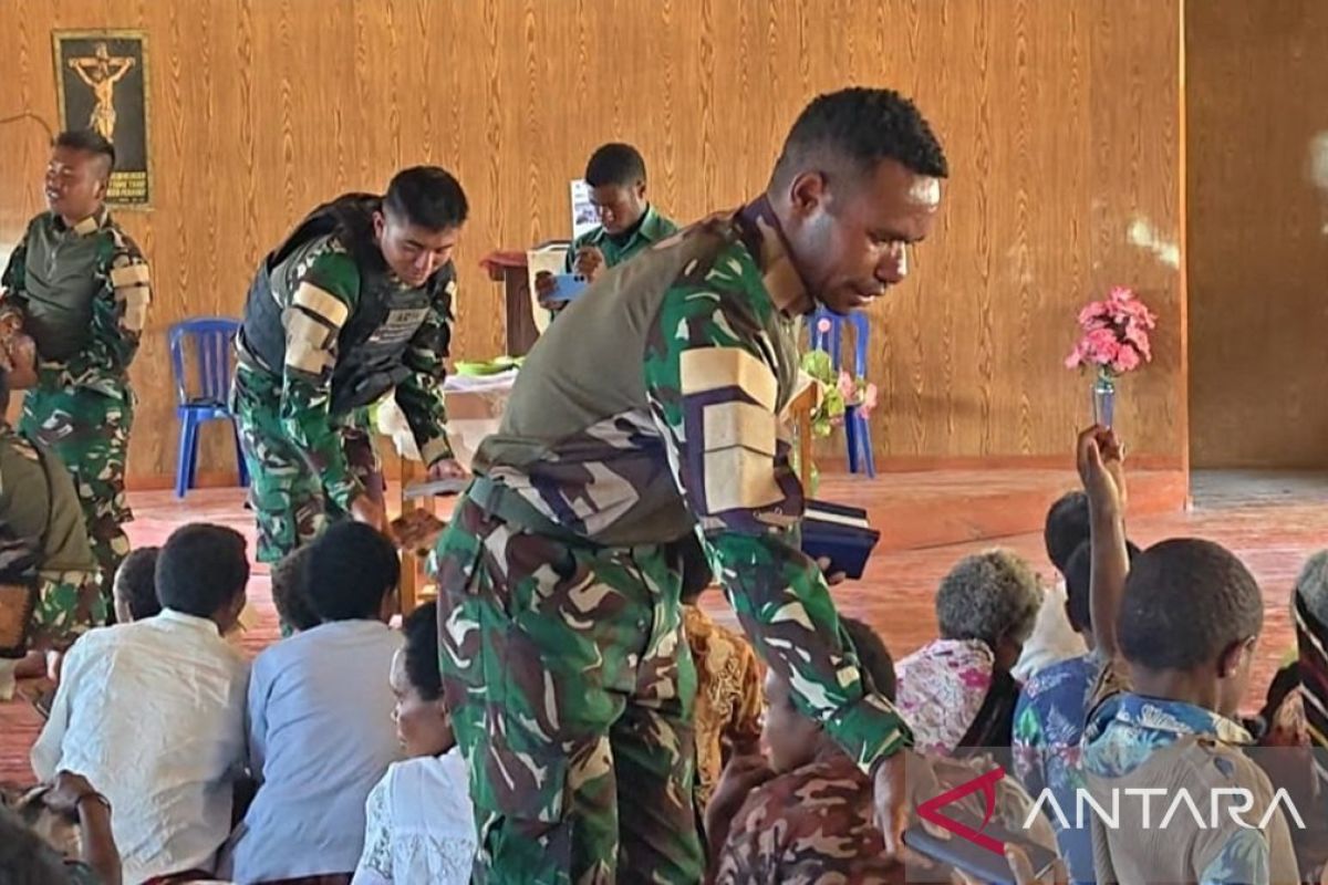 Prajurit TNI Satgas Yonif 511 salurkan Alkitab ke warga Lanny Jaya sambut Natal