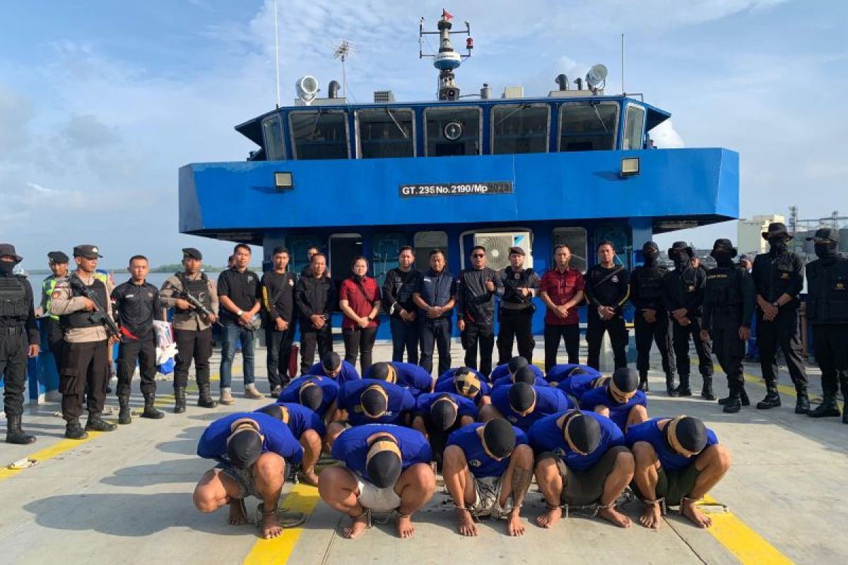 21 warga binaan risiko tinggi Cirebon dipindahkan ke Nusakambangan