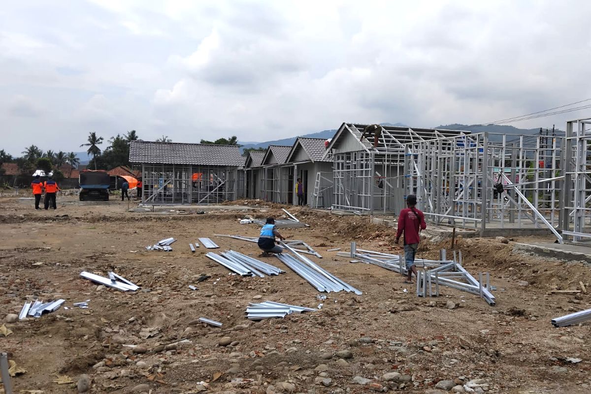 Cilacap mempercepat pembangunan huntara bagi penyintas longsor Cibeunying